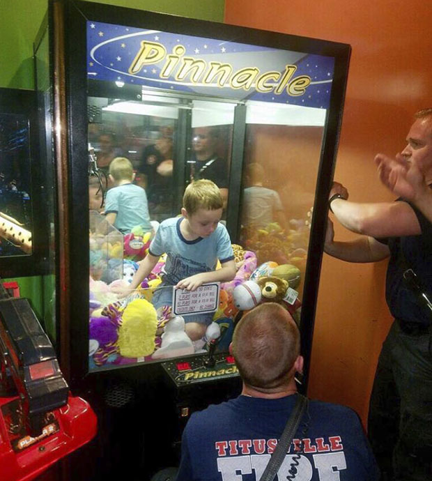 КАКО ЛИ ЈЕ УСПЕО: Дечак се заглавио у машини за играчке (ФОТО)